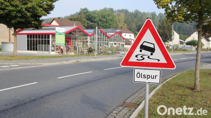 Auf der Staatsstraße 2162 hat eine Ölspur zu einem Unfall geführt. Symbolbild: jma