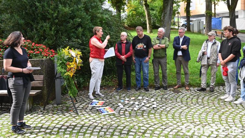 Vor Gewerkschaftlern und politischen Repräsentanten bezogen (von links) die Zweite IG-Metall-Bevollmächtigte Sabrina Feige und Grammer-Konzern-Betriebsratsvorsitzende Judith Uhlmann Stellung gegen die Kriege auf der Welt. Bild: gf