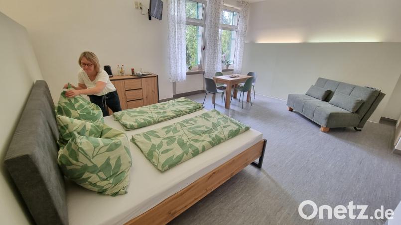 Hospizleiterin Susanne Wagner prüft, ob alles passt im neuen Zimmer. Hier können Familie und Paare ab sofort etwas abseits des normalen Hospizbetriebs wertvolle Zeit miteinander verbringen. Bild: Sonja Kaute