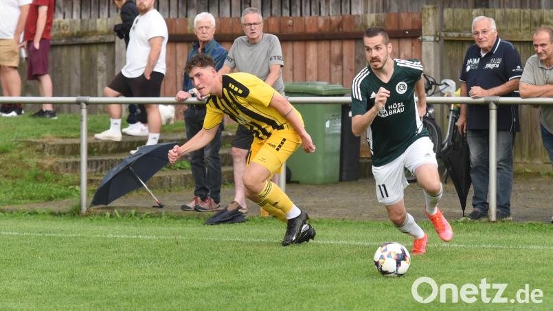 Der SV Mitterteich und der TSV Nürnberg-Buch trennten sich am Samstag 0:0. Marco Kießling (rechts, Szene aus der Partie gegen die SpVgg Bayreuth II) vergab in der zweiten Halbzeit eine gute Chance. Archivbild: Gebert