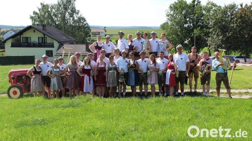 Die Etsdorfer Kirwapaare haben tolle Tage hinter sich. Bild: gri
