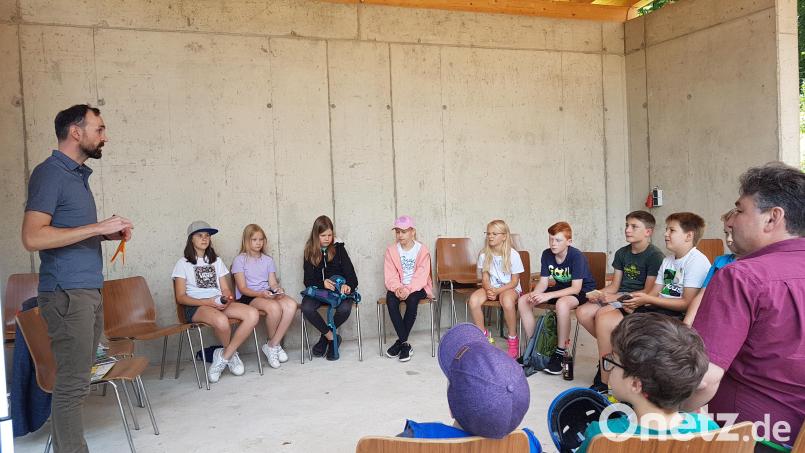 Bürgermeister Armin Bulenda (links) sowie Kinder- und Jugendbeauftragter Sandro Stefinger nahmen die Wünsche der Kinder entgegen. Bild: gi