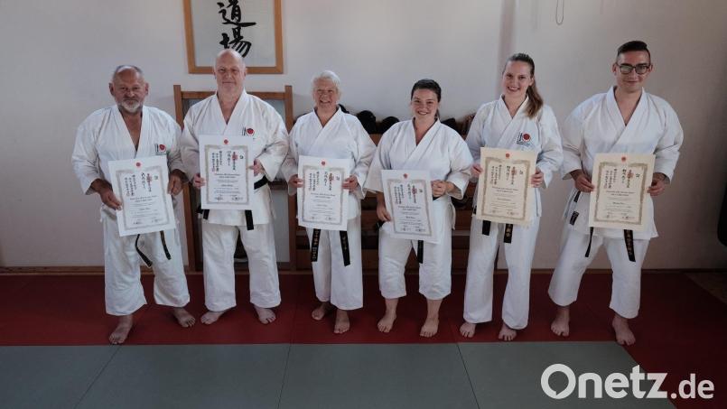 Die Oberviechtacher Karatekas Johann Ruml (von links), Johann Plecher, Sabine Köppl, Renate Baier, Anna Schönberger und Michael Hirn stellten sich erfolgreich einer Prüfung. Bild: Markus Baier/exb