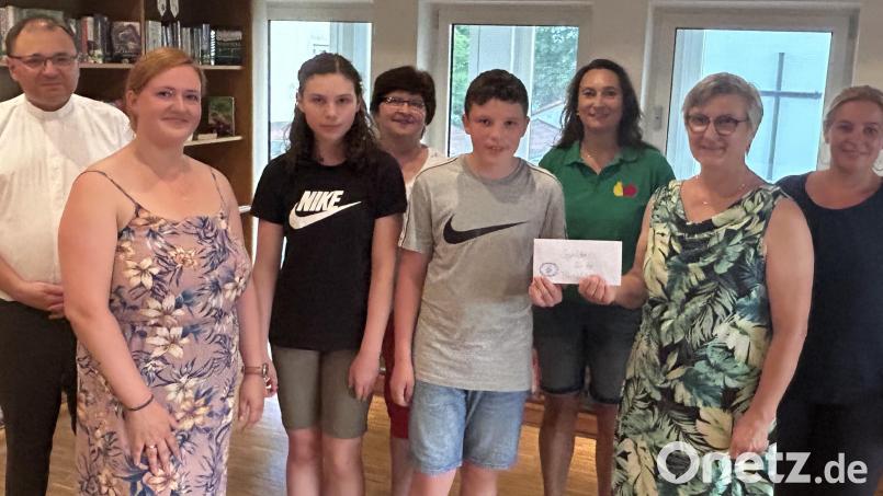 Eine stolze Spende über 450 Euro überreichte die Vorsitzende des Obst- und Gartenbauvereins, Maria Frauenholz (Zweite von rechts), zusammen mit ihren Vorstandskolleginnen an das Team der katholischen Herz-Jesu-Bücherei. Bild: Roman Melzner/exb