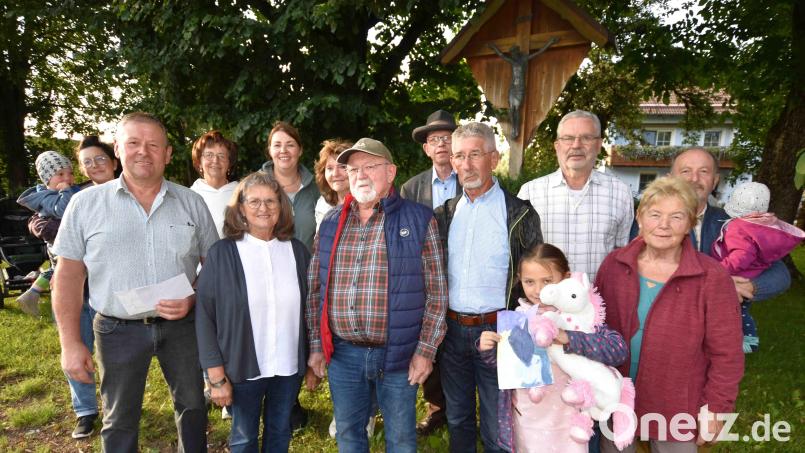Insgesamt 500 Euro, verteilt auf zwei Spendenkuverts, übergibt (vorne links) Werner Englhard als Sprecher der Dorfgemeinschaft Ödputzberg für die Kirche in Frankenhof und den Männergesangverein Illschwang. Bild: no