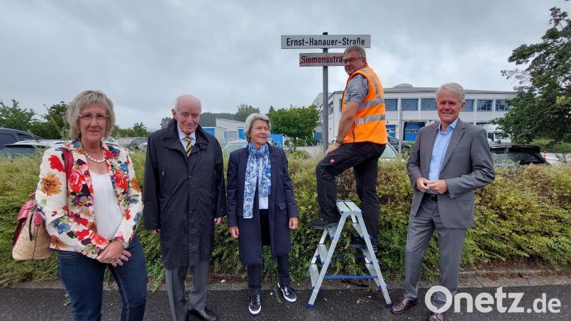 Bauhofleiter Rudi Scharf montiert das neue Schild für die Ernst-Hanauer-Straße an. Mit im Bild (von links) Zweite Bürgermeisterin Irene Ehemann, Ernst Hanauer, dessen Gattin und Thomas Hanauer. Bild: jua