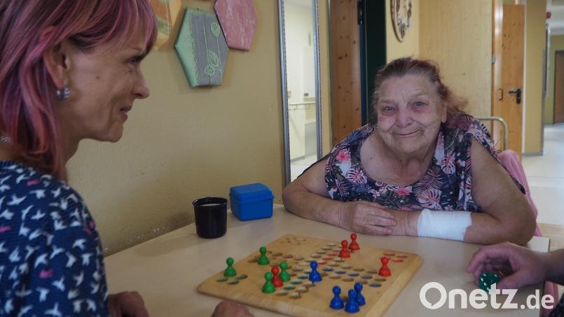 Mechthilde Klar, hier mit Mitarbeiterin Peggy Kulik (links) freut sich über einen Sieg bei Mensch-ärgere-dich-nicht-Spielen, über ihr Mitbestimmungsrecht im Jägerhof und auf ein eigenes Zimmer. Bild: bl