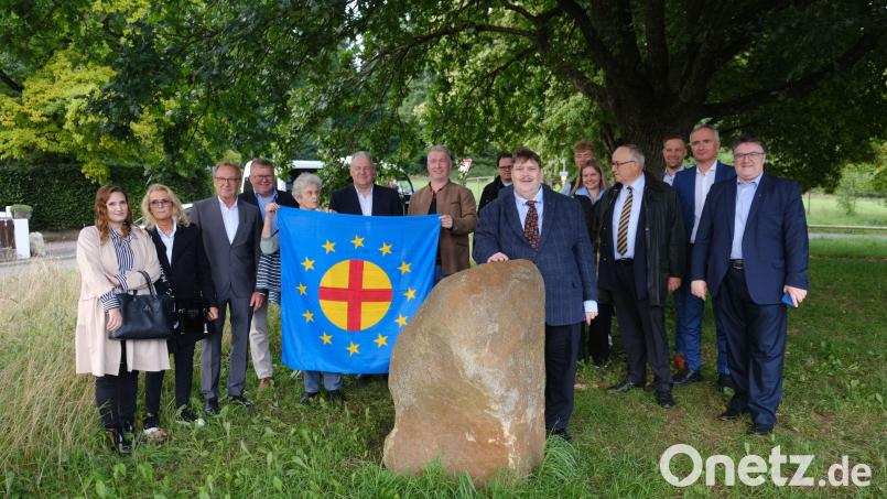 Bernd Posselt, der Präsident der Paneuropa-Union Deutschland (vorn am Aigner-Gedenkstein), würdigte bei einem Treffen im Beisein lokaler Spitzenpolitiker und von Mitgliedern der Familie Aigner die Verdienste des großen Europäers Heinrich Aigner, der am 25. Mai nächsten Jahres 100 Jahre alt geworden wäre. Bild: usc