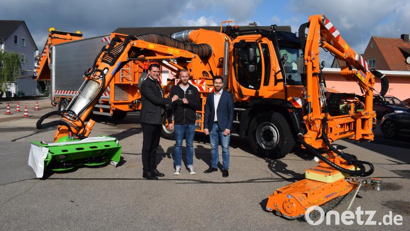 Landrat Thomas Ebeling (links) und der Leiter der Tiefbauverwaltung des Landkreises Schwandorf, Paul Witt, (rechts) übergaben den neuen Unimog U 530 mit Mähgutanhänger und Grünpflegekopf an Peter Forster (Mitte) vom Kreisbauhof. Bild: bnr