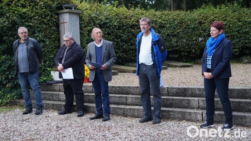 Thomas Hiltl, Christian Dietl, Franz Schindler, Willi Rester und Margit Reichl (von links) äußerten ihre Gedanken zum Antikriegstag am Plattenberg bei Neunburg vorm Wald. Bild: wel