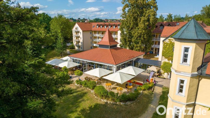 Die Orangerie (Mitte) im Bereich zwischen dem historischen Schloss (rechts) und den neueren Bauten des Hotels ist inzwischen mehr in die Gastronomie eingebunden und soll nicht nur Hotelgästen vorbehalten sein. Bild: Landschloss Ernestgrün/exb
