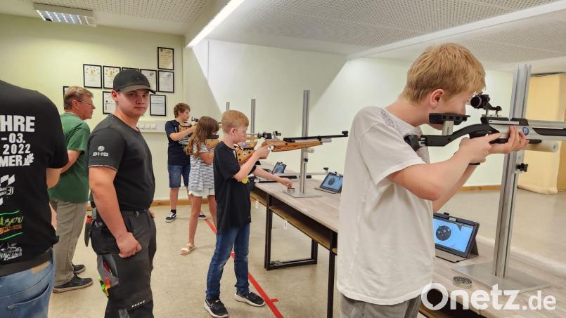 35 Schüler aus Weiherhammer sowie eine Jugendgruppe aus Weiden schnuppern am Sportschießen. Bild: bk
