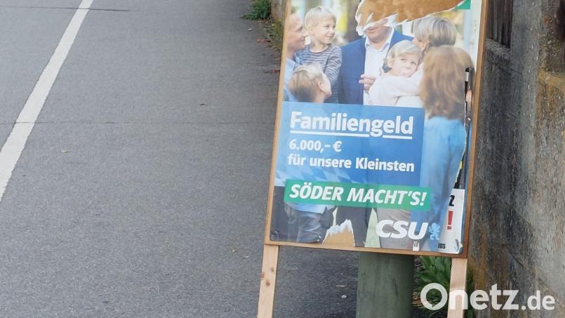 Das eigentliche Veranstaltungsplakat, das auf den Auftritt von Landtagspräsidentin Ilse Aigner in Köfering hinwies, war plötzlich weg. Die Kümmersbrucker sahen stattdessen ein Wahlplakat zur Landtagswahl 2018. Bild: Rainer Ascherl