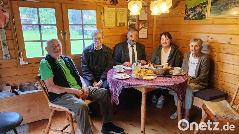 Ludwig Geitner, Pfarrer Norbert Götz, Bürgermeister Josef Beimler, Sieglinde Ertl und Anneliese Geitner (von links). Bild: fvo