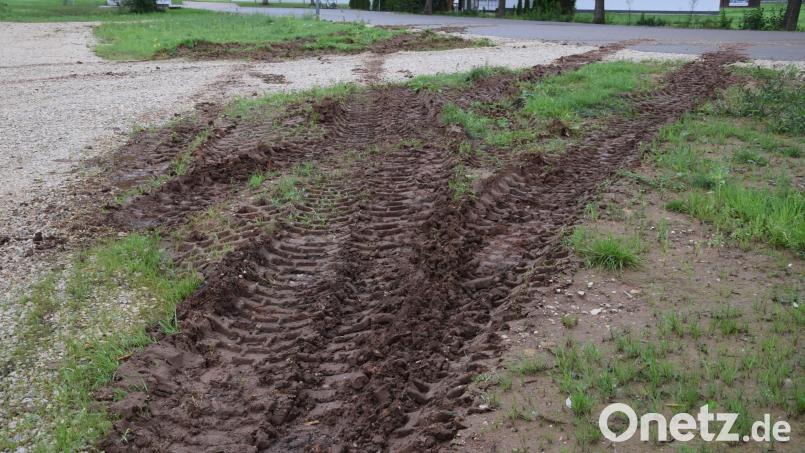 Recht zerfahren schaut die im vergangenen Jahr erst angelegte Grünanlage beim Sportheim in Schmidmühlen aus. Alles deutet auch Wendemanöver von schweren Fahrzeugen mit markantem Reifenprofil hin. Die Verwaltung bittet um Hinweise. Bild: bö