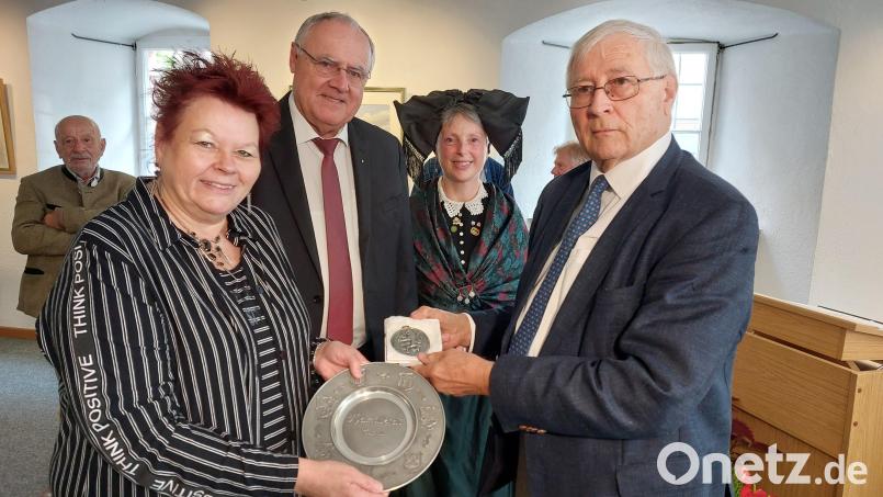 Der Heimatkreis Tachau würdigt die langjährige Zusammenarbeit mit Petra Vorsatz (links). Bild: Kunz