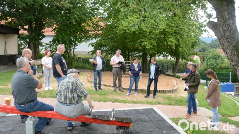 Eine Ortsbegehung des Spielplatzes des Kindergarten St. Elisabeth in Eslarn soll Klarheit bringen. Die Marktgemeinde wehrt sich gegen eine Rechnung des TÜV Bayern für reparierte Spielgeräte in Höhe von 43.000 Euro. Bild: bey