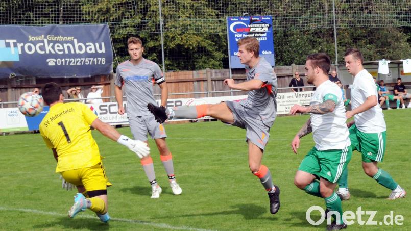 Der SV Mitterteich II und der TSV Waldershof trennten sich am Sonntag 2:2. Hier schießt Nick Adam (Mitte) zum 1:0 für Waldershof ein. Mit im Bild (von links) SVM-Torwart Michael Schultes, Julian Fürst (TSV), Florian Trottmann und Paulo Seuz (beide SVM). Bild: heh