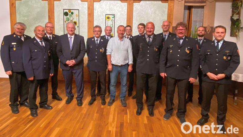 Die Jubilare der Feuerwehren Holnstein/Mittelreinbach und Röckenricht bringen es zusammen auf 230 Jahre im Ehrenamt. Dazu gratulieren Kommunalpolitiker und Feuerwehr-Führungskräfte. Bild: Martina Beierl/exb