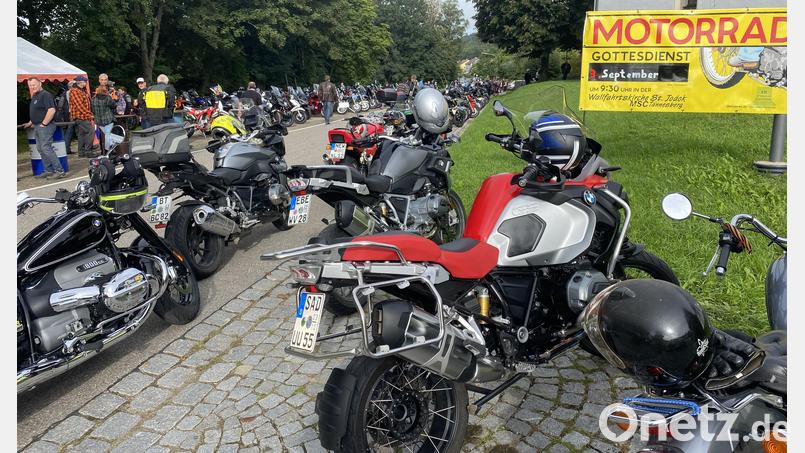 Mit schweren Maschinen reisen die Teilnehmer zum Motorradgottesdienst nach Tännesberg an. Bild: Josef Glas
