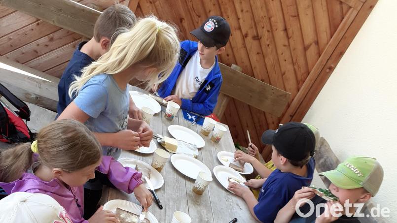 Zum Abschluss stärkten sich die Kinder bei einer Brotzeit. Bild: Kinderschutzbund/exb