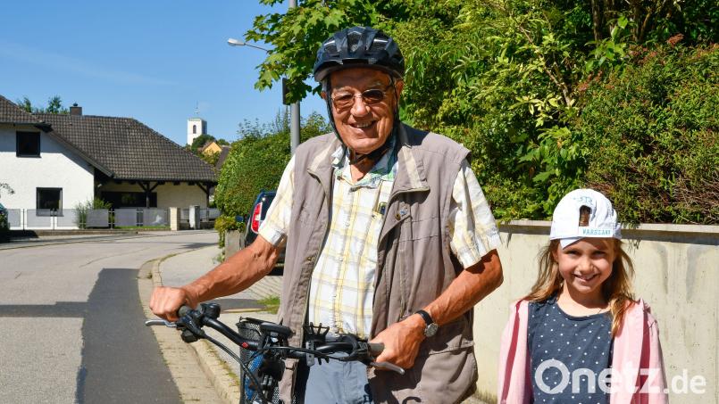 Franz Beyerlein aus Sulzbach-Rosenberg (hier mit seiner Enkelin Julia) ist seit Jahrzehnten passionierter Bahnfahrer – und damit auch leidgeprüft. Bild: Petra Hartl