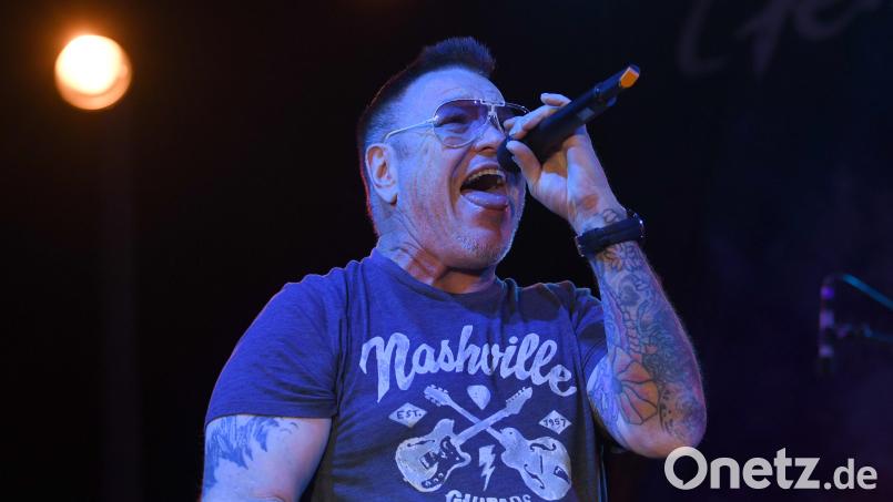 Steve Harwell von der Band Smash Mouth tritt bei Super Clematis by Night auf. Harwell, der ehemalige Frontsänger der US-Rockband Smash Mouth, ist im Alter von 56 Jahren gestorben. Bild: Jim Rassol