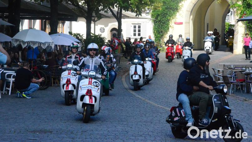 Die Vespa-Fahrer aus Schwarzenbach in der Weidener Fußgängerzone. Bild: Kunz