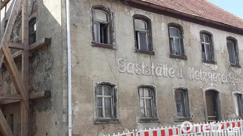 Der Bereich vor dem Anwesen Marktplatz 4 ist abgesperrt. Es besteht die Gefahr, dass weitere Teile des Dachs herabstürzen. Bild: fla