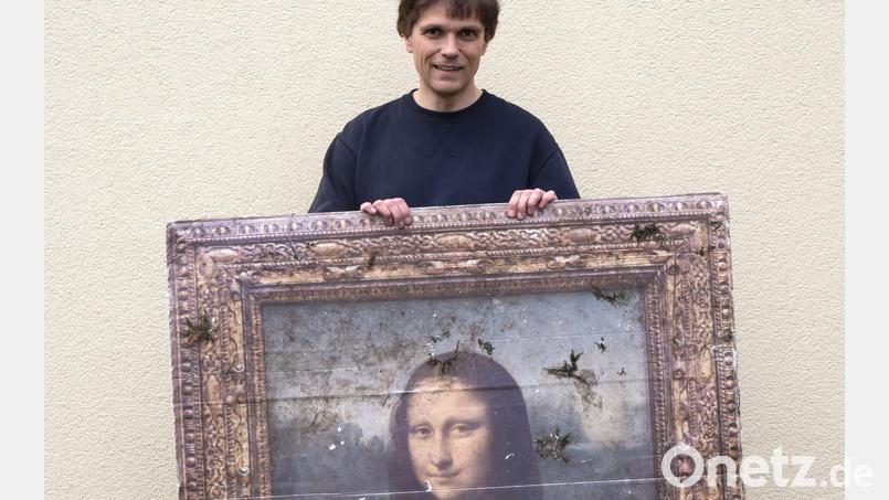 Stefan Krapf zeigt einen Teil des Mona-Lisa-Plakats, das Gegenstand eines Rechtsstreits zwischen ihm und den Granitwerken Baumann war. Archivbild: Krapf (privat)