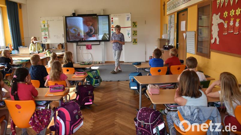 Christa Vogl und Elham Howeizi (vorne, von rechts) lasen nicht einfach nur den Text des Kinderbuches vor. Sie zeigten den Kindern Bilder aus dem Buch auf der digitalen Tafel und erklärten ihnen auch, wie es zu diesem Buch gekommen war. Bild: ubb