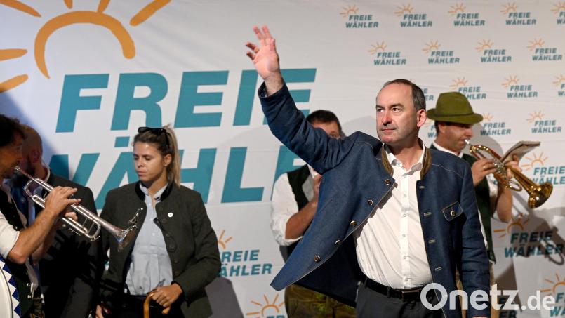 Hubert Aiwanger (vorn), Bundesvorsitzender der Freien Wähler, stellvertretender Ministerpräsident von Bayern und bayerischer Staatsminister für Wirtschaft, Landentwicklung und Energie, winkt vor seiner Rede beim Politischen Frühschoppen Gillamoos auf der Bühne. Das Gillamoos ist eines der größten und ältesten Volksfeste Niederbayerns und bietet traditionell einen politischen Schlagabtausch der Parteien. Bild: Sven Hoppe/dpa