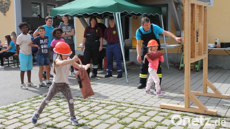&quot;Da muss der Leinenbeutel durch&quot;, sagt Oswald Hamann (hinten, rechts) zu Fabienne. Ihr Glück versucht auch Ida. Bild: pi