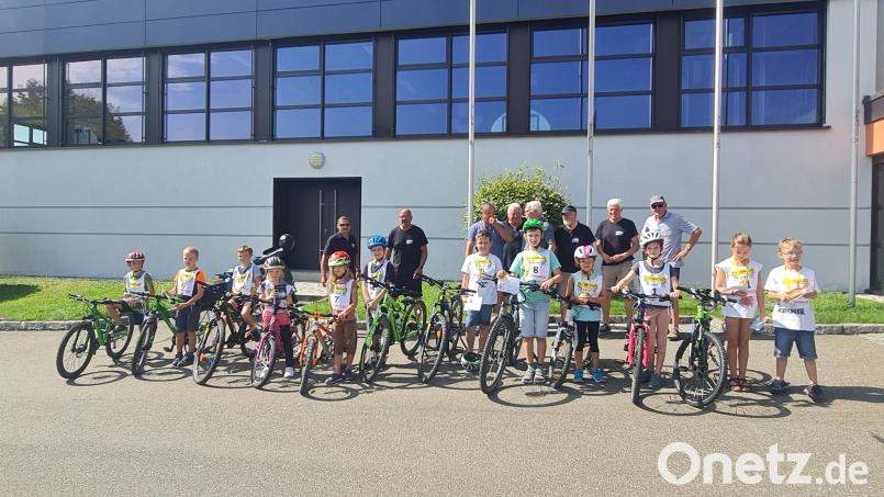 Die Verkehrswacht Oberviechtach und Umgebung hat im Rahmen des Ferienprogramms für zwölf Kinder einen Fahrradparcours aufgestellt. Bild: Anke Spandau/exb