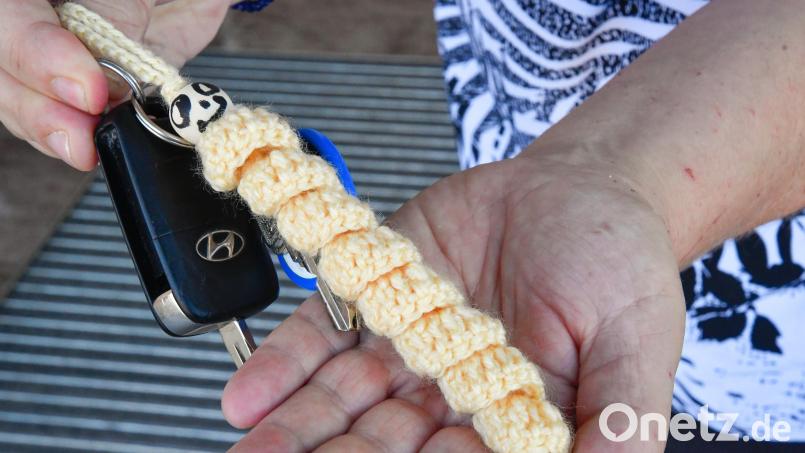 Dieser handgemachte Wurm begleitet Monika Belmer jetzt als Schlüsselanhänger: Ein Geschenk. Vom wem, das weiß die Ambergerin nicht. Bild: Petra Hartl
