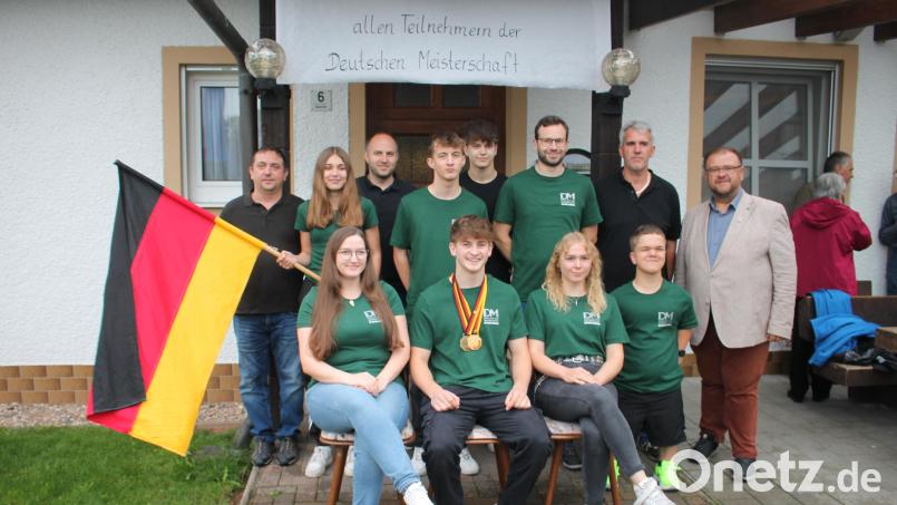 Nach 17 Jahren haben die Kastler Stammschützen mit Fabian Plannerer (sitzend Zweiter von links) wieder einen Goldmedaillen- und Meistertitelträger auf Bundesebene vorzuweisen. Ihm und seinen erfolgreichen Sportfreunden gratulierten Bürgermeister Johann Walter, Vereinsvorsitzender Wolfgang Raps und Sportleiter Lukas Haberkorn (stehend Erster, Zweiter und Sechster von rechts). Bild: bjp