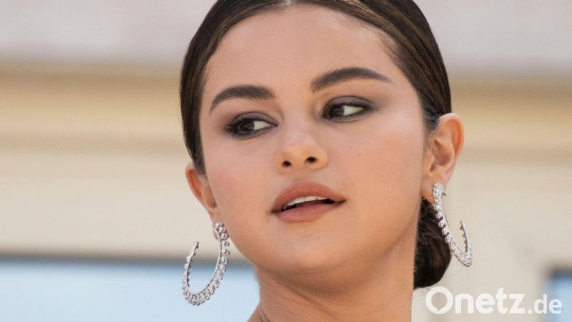 Selena Gomez trägt aktuell einen Gipsverband. Bild: Vianney Le Caer/Invision/AP/dpa