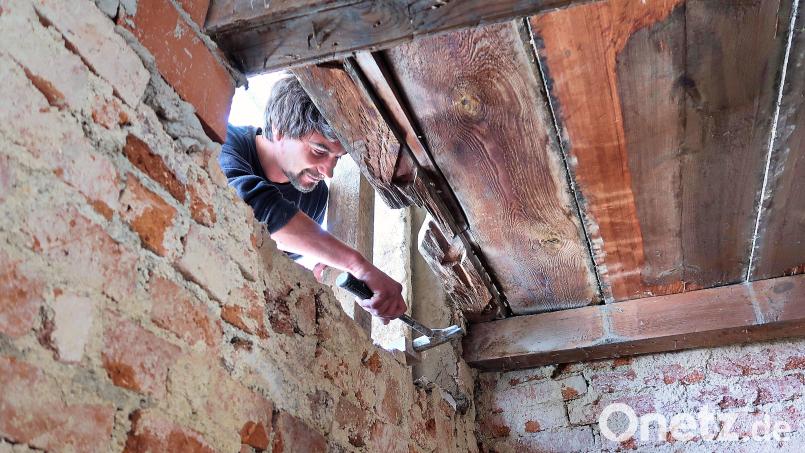 Aus Gründen des Denkmalschutzes mussten zahlreiche Bestandteile des alten Lehrerwohnhauses saniert und wieder hergestellt werden. Im Bild Maurer Max Haid beim Aufbau eines Fensters. Bild: bsc