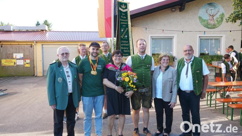 Gruppenbild beim Empfang: (von links, erste Reihe) Gauschützenmeister Johann Dirrigl, Julian Kemptner, Schützenmeisterin Gisela Zerbian, zweiter Schützenmeister Tobias Dirrigl, Herta Zeiler, dritter Schützenmeister Erwin Zerbian; (zweite Reihe) Markus Raab und Johannes Dirrigl (Fahnenabordnung). Bild: nib