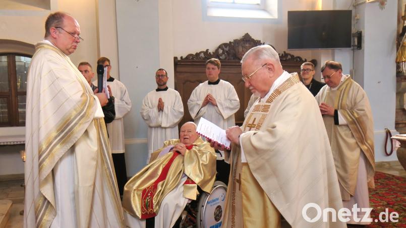 Die Patres Bonaventura Pihan (Zweiter von rechts) und Martin Bialas (im Rollstuhl) feierten in der Miesbergkirche in Schwarzenfeld das 60-jährige Profess-Jubiläum. Links Provinzial und Ordensoberer Lukas Temme CP. Bild: Hirsch
