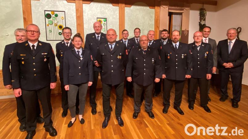 Eine Feuerwehrfrau und fünf männliche Kollegen nach ihrer Ehrung mit (von rechts) Landrat Richard Reisinger, dem Edelsfelder Bürgermeister Hans-Jürgen Strehl und (Zweiter von links) Kreisbrandrat Christof Strobl. Bild: Martina Beierl/exb