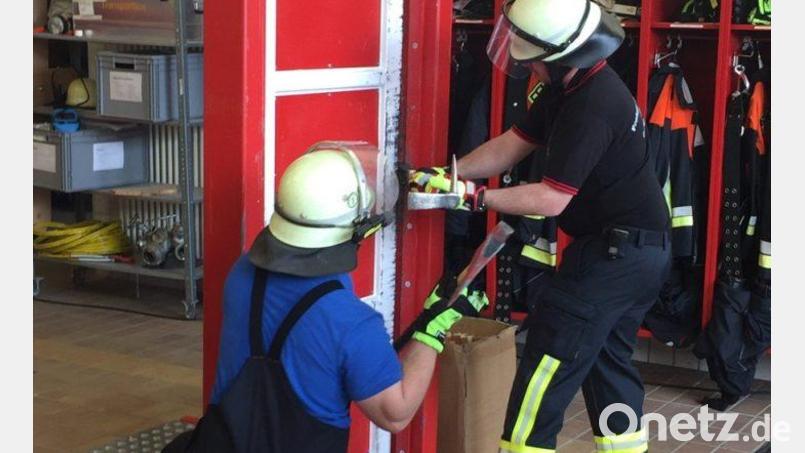 Wie im Ernstfall eine Tür aufgebrochen wird, üben Feuerwehrkräfte regelmäßig, wie beispielsweise hier die Mitglieder der Feuerwehr Luhe-Wildenau. In Georgenberg gestaltete sich nun eine Türöffnung gar nicht so leicht. Archivbild: mld