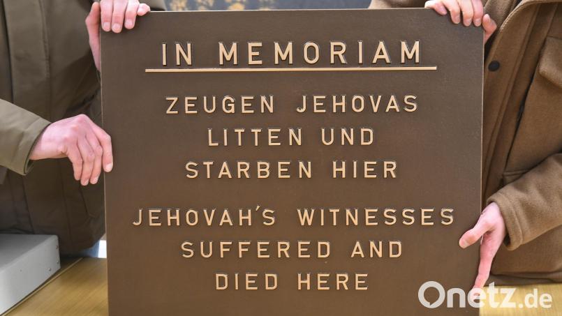 Diese Gedenktafel wird am 22. April 2023 enthüllt. Sie erinnert daran, dass im Konzentrationslager Flossenbürg rund 70 Zeugen Jehovas gequält wurden. 12 überlebten die Haft nicht. Bild: Gabi Schönberger