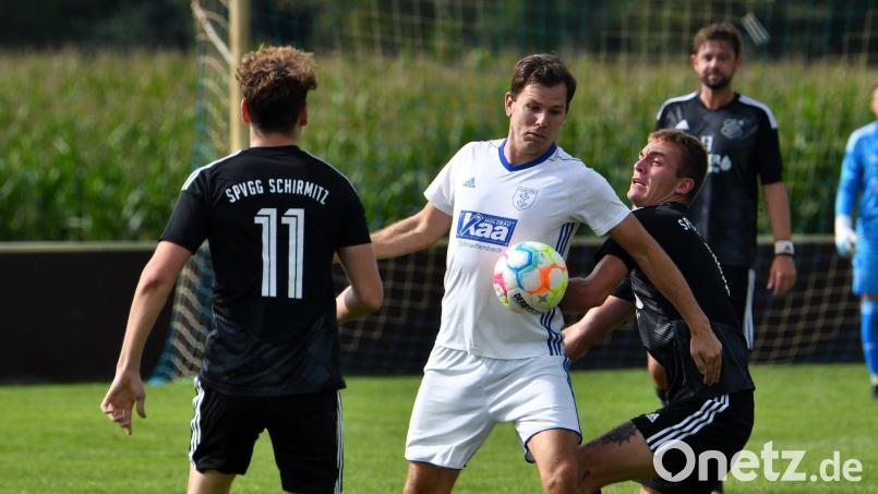 Die Schirmitzer bekamen Ralph Egeter (Mitte) kaum in den Griff. In dieser Szene beißen sich die SpVgg-Akteure Jonas Ruhland (links) und Nicolas Rast die Zähne am Spielertrainer des TuS Schnaittenbach aus. Bild: Dagmar Nachtigall