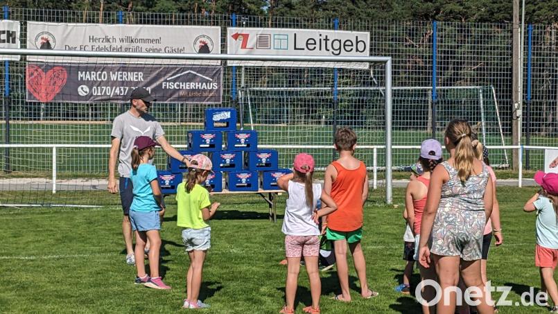 Als Alternative zum klassischen Dosenwerfen durfte jedes Kind Bierkästen abschießen. Bild: aja