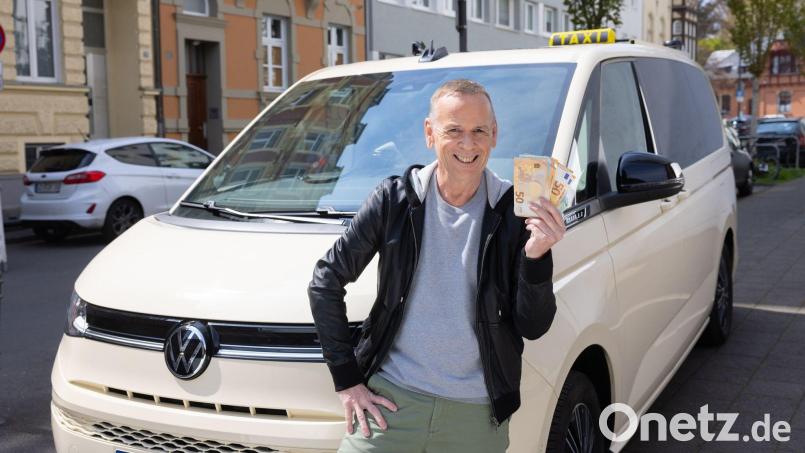 Zurück im „Quiz Taxi“: Thomas Hackenberg rollt mit dem mobilen Quizstudio wieder durch das Vorabendprogramm von Kabel Eins. Bild: Boris Breuer/Kabel Eins/dpa
