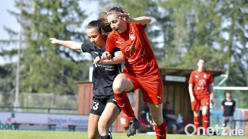 Miriam Geitner (rechts) und der TSV Theuern unterlagen zum Saisonauftakt dem FC Ezelsdorf mit 1:2. Archivbild: Hubert Ziegler