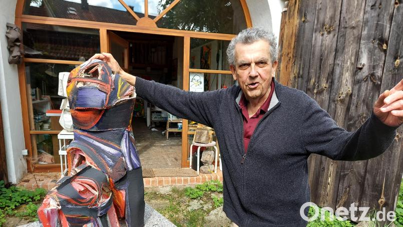Heiko Herrmann mit seiner Terracotta-Acryl-Plastik &quot;Camelion&quot; von 1989 vor seinem Atelier. Bild: lg