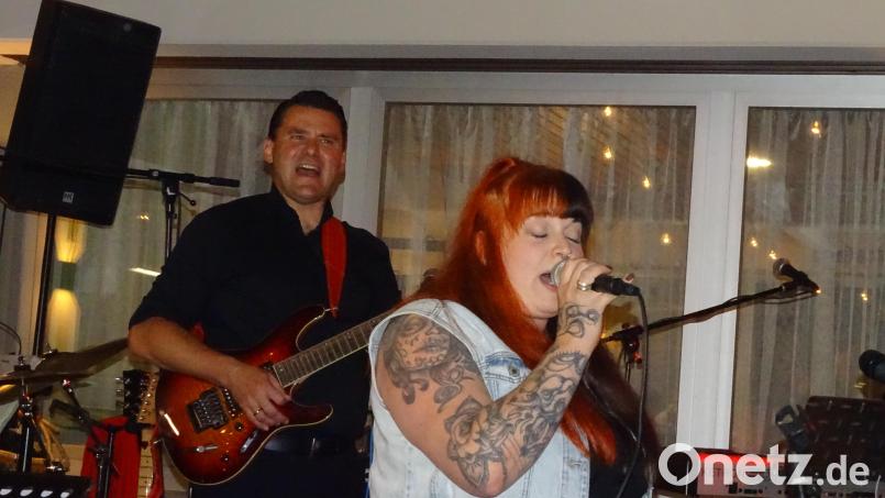 Schwandorfs Landrat Thomas Ebeling (hinten) und Rock-Röhre Steffi sind die Mitglieder einer Band, die in Kümmersbruck beim Musikerstammtisch für ein volles Haus sorgte. Bild: Houschka
