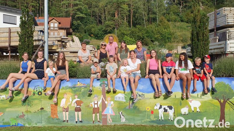 Jung und Alt verschönern bei einer Malaktion das Herzstück von Allersburg. Bild: Nina Plank/exb